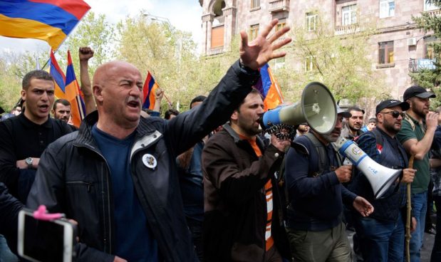 Armenia: migliaia di persone in piazza contro Sargsyan