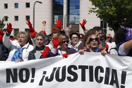 Lo stupro di gruppo è solo un «abuso»: proteste per la sentenza choc in Spagna