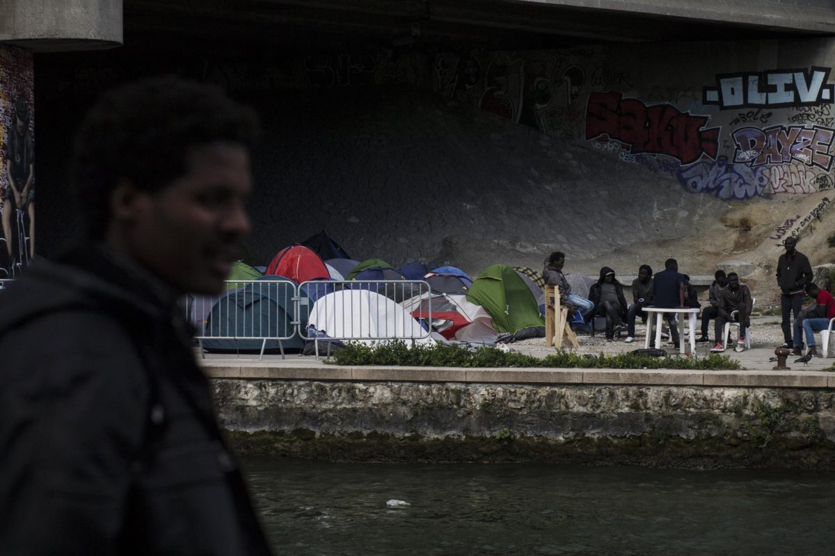 Salvarsi dal Mediterraneo, annegare a Parigi. Il dramma dei rifugiati abbandonati a se stessi