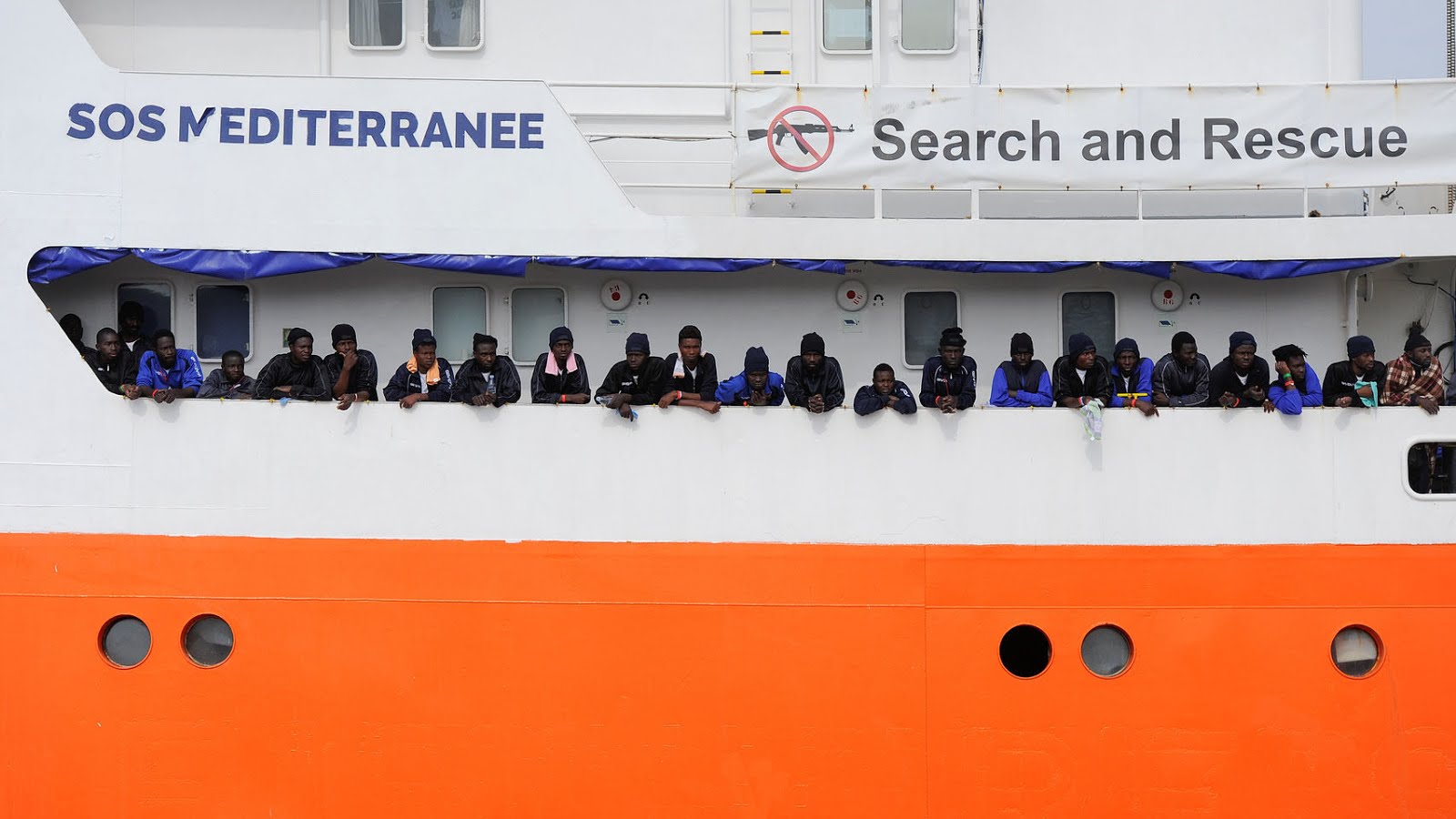 Palermo desafía la orden del Gobierno italiano y ofrece su puerto al Aquarius con más de 600 migrantes a bordo