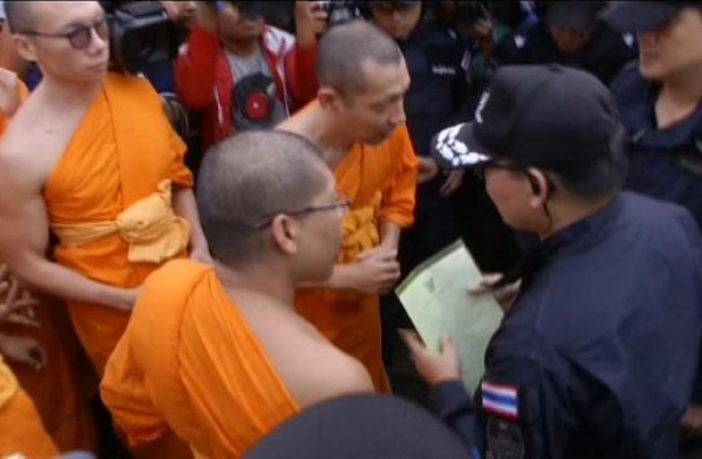 Thailandia: pugno duro della Polizia contro i monaci