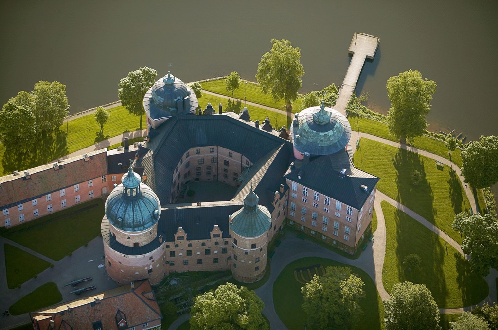 Una classe di bambini rom in visita alla regina di Svezia
