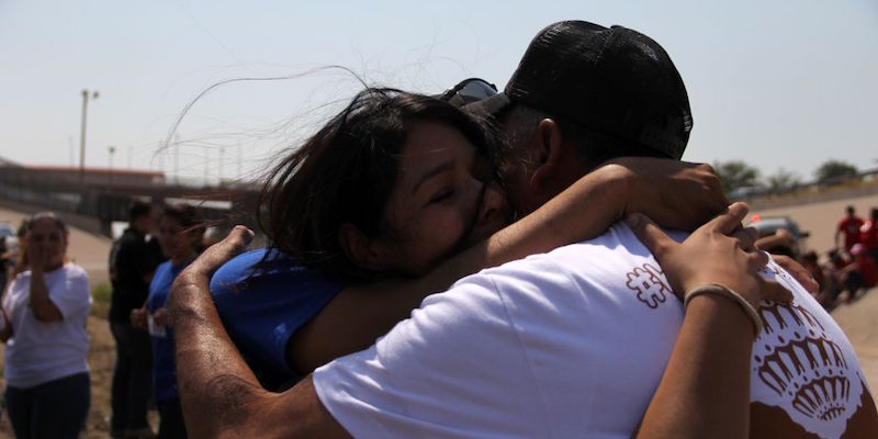 L’amministrazione Trump sta togliendo i bambini ai migranti che cercano di superare il confine