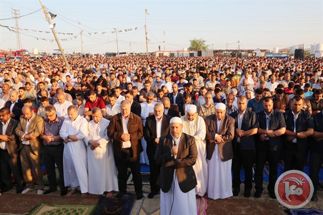 GAZA. Ultimo venerdì di Ramadan: migliaia protestano al confine con Israele