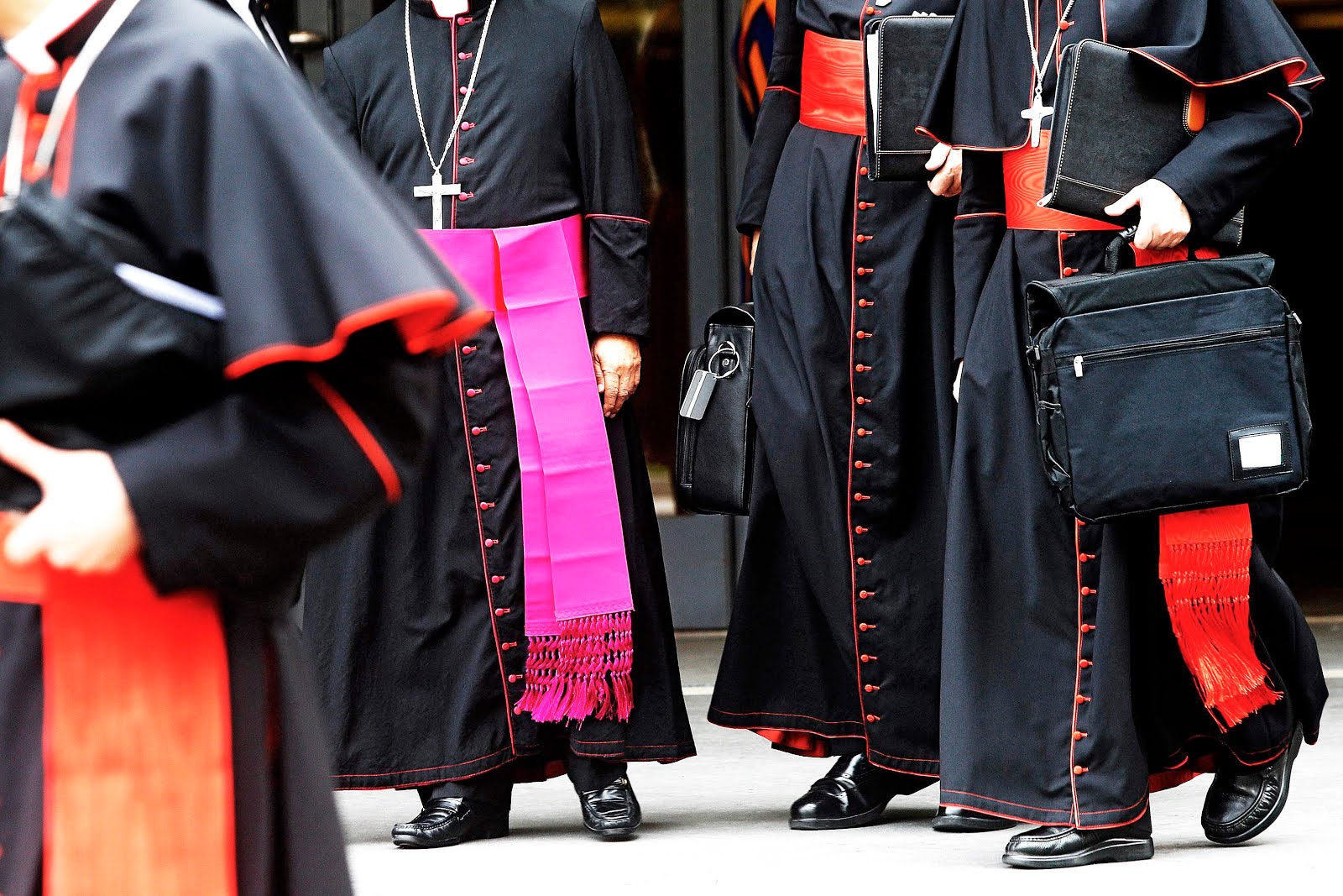 La Chiesa di Bergoglio e la farsa della finta povertà