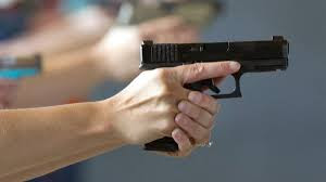 Muere un niño de dos años en EEUU al dispararse con una pistola en su habitación