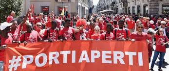 Maglietta rossa, l’iniziativa di Libera sui migranti. Salvini: “Che peccato, non l’ho trovata”. Don Ciotti: “Gliela porto io”