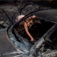 Incendi Grecia, Atene assediata dalle fiamme: 60 morti e 556 feriti. Le autorità: “47 roghi in sole 24 ore: l’origine è dolosa”