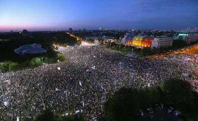 Romania in piazza contro la corruzione: in migliaia rientrano dall’estero. Ed è crisi istituzionale governo-capo dello Stato