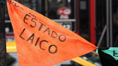 Des centaines d’Argentins renoncent collectivement à la foi catholique