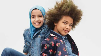 France: polémique autour d’une campagne publicitaire montrant une fille voilée