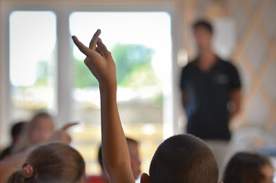 Prima i bambini italiani, in mensa e sugli scuolabus: una follia che pagheremo a caro prezzo