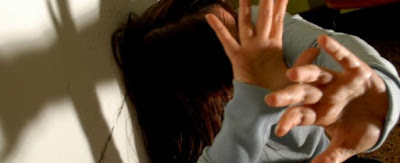 ‘Tu sei tutto per me’. Così gli uomini si convincono che la violenza sulle donne è loro diritto