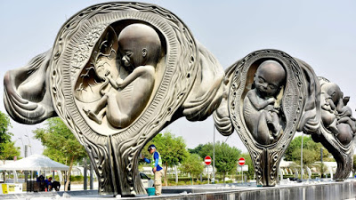 These 14 giant uterus sculptures show you the journey from conception to birth