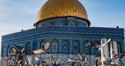Les forces d’occupation israéliennes prennent d’assaut le Dôme du Rocher et harcèlent les gardiens d’Al-Aqsa