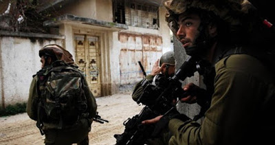 L’occupation mène des raids sur des maisons palestiniennes au nord de Jérusalem