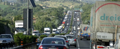 Senza cure il Sud fugge verso Nord. Così l’autostrada del Sole diventa la via dell’esilio