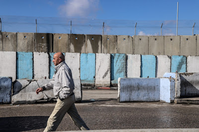 Qalandiya: How Palestinians experience the largest Israeli checkpoint, in photographs
