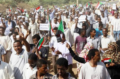 SUDAN. In piazza contro al-Bashir anche gli accademici