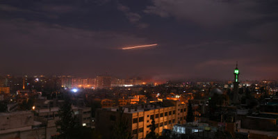 Raid di Israele in Siria contro obiettivi iraniani. Teheran replica: “Impazienti di eliminarvi dalla faccia della Terra”