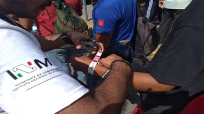 Entregan brazaletes de identificación a migrantes de nueva caravana en México