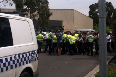 Gobierno de Australia cierra centro de detención de inmigrantes