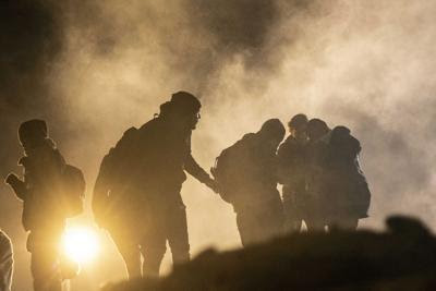Lacrimogeni contro migranti al confine col Messico
