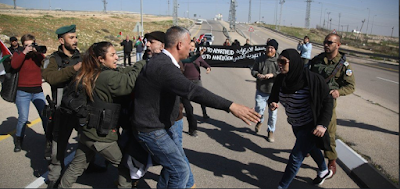 PALESTINA/ISRAELE. Bloccata dalle proteste “la strada dell’apartheid”