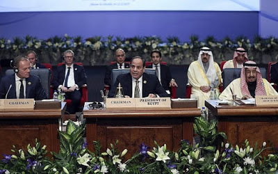 Ue-Lega araba, la «nuova era di cooperazione» legittima il faraone el Sisi