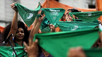 Mujeres argentinas marchan contra el aumento de los feminicidios y exigen acciones urgentes