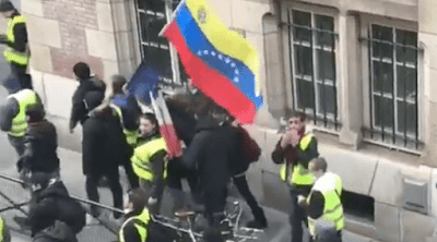 Chalecos amarillos respaldan a Venezuela durante manifestación en París
