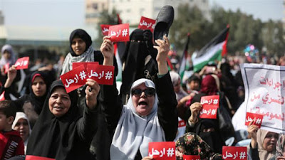 GAZA. In migliaia in piazza contro Abu Mazen