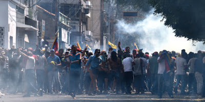 Scontri al confine tra Venezuela e Colombia. Guaidò spinge per gli aiuti umanitari, Maduro: “Intervento imperialista”