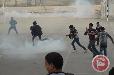 Des dizaines d’écoliers palestiniens arrosés de gaz lacrymogènes à Hébron