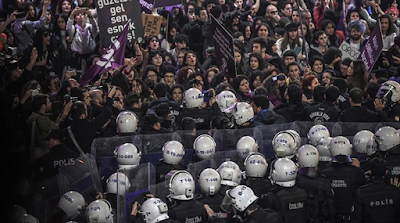 TURCHIA. La polizia attacca la marcia delle donne
