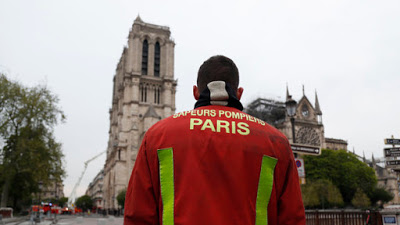 Notre-Dame: Les pompiers annoncent être “venus à bout de l’effroyable incendie”