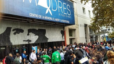 Impiden desalojo a sede de Madres de Plaza de Mayo, Argentina