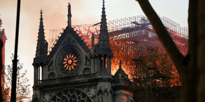 Brucia Notre-Dame, la nostra casa comune per credenti e laici