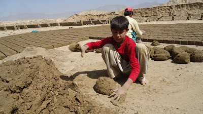 La società dello sfruttamento che genera 40 milioni di schiavi