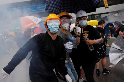 La policía desaloja a los manifestantes en Hong Kong con pelotas de goma y gases lacrimógenos