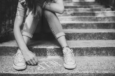 Fa prostituire la figlia di 13 anni in cambio di soldi, sigarette, doccia