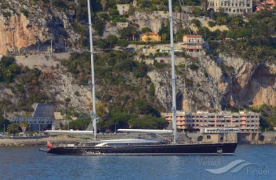 Mohamed VI exhibe su velero de 88M en plena oleada de migración marroquí