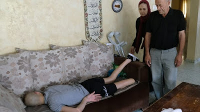 Un jeune Palestinien perd une jambe suite à des tirs israéliens : ses parents se voient interdire l’accès à son chevet