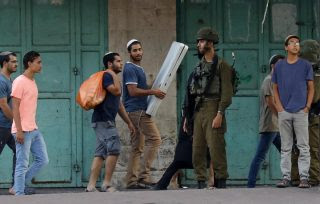 Autorità israeliane proseguono con espansione coloniale nel cuore dell’Hebron