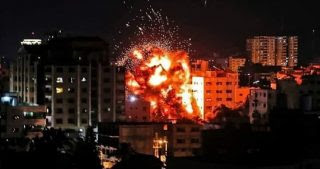 Bombardamenti aerei israeliani contro siti della resistenza palestinese a Gaza