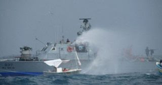 Striscia di Gaza, le forze israeliane attaccano pescherecci: pescatore ferito e barche affondate
