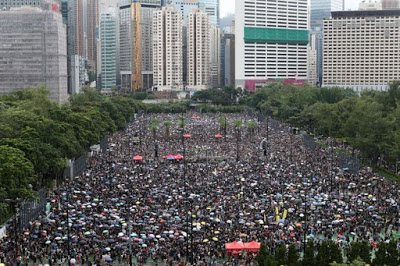 Una marea a Hong Kong contro il Governo