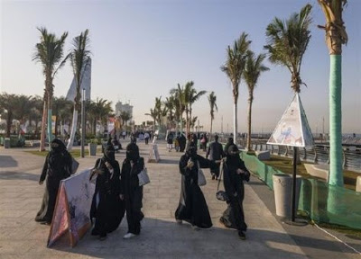 Arabia Saudita elimina restricciones de viaje para las mujeres