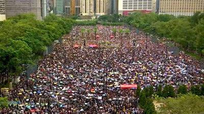 Hong Kong, la più grande protesta da settimane sfida le minacce. Intimidazioni da parte della Cina