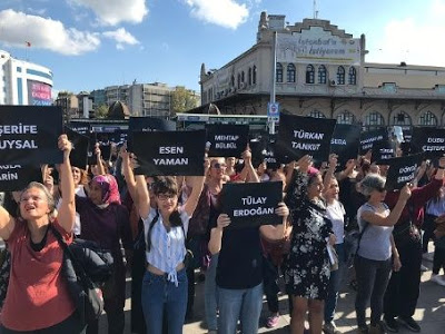 Mujeres marchan contra el feminicidio en Turquía